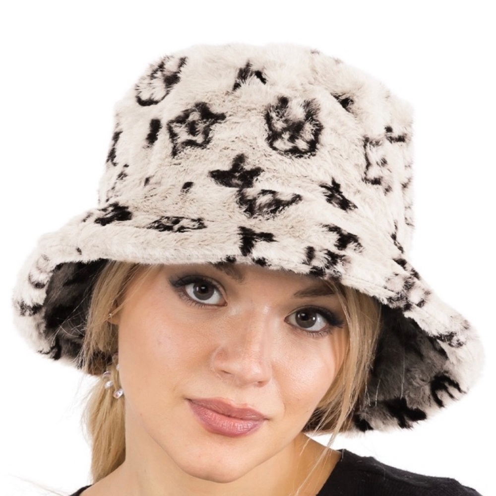 Fuzzy winter bucket hats ☃️